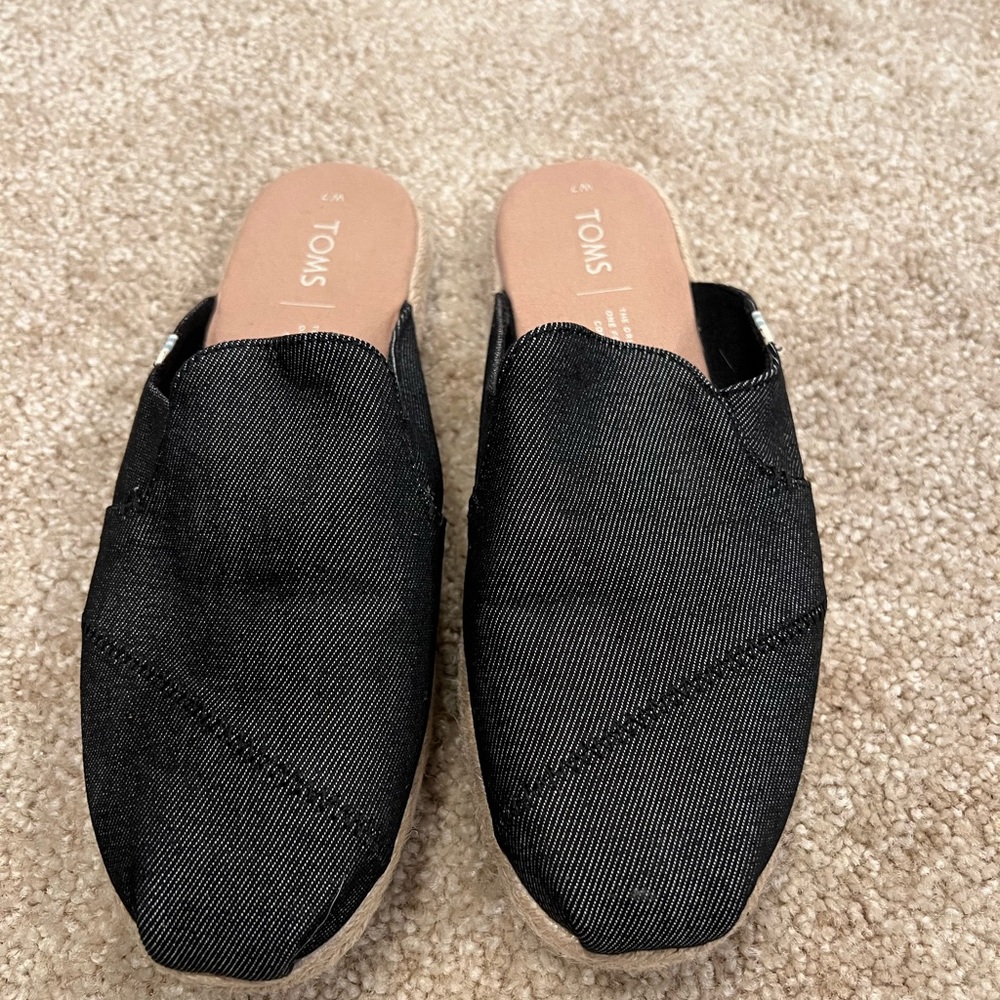TOMS women size 7 slides